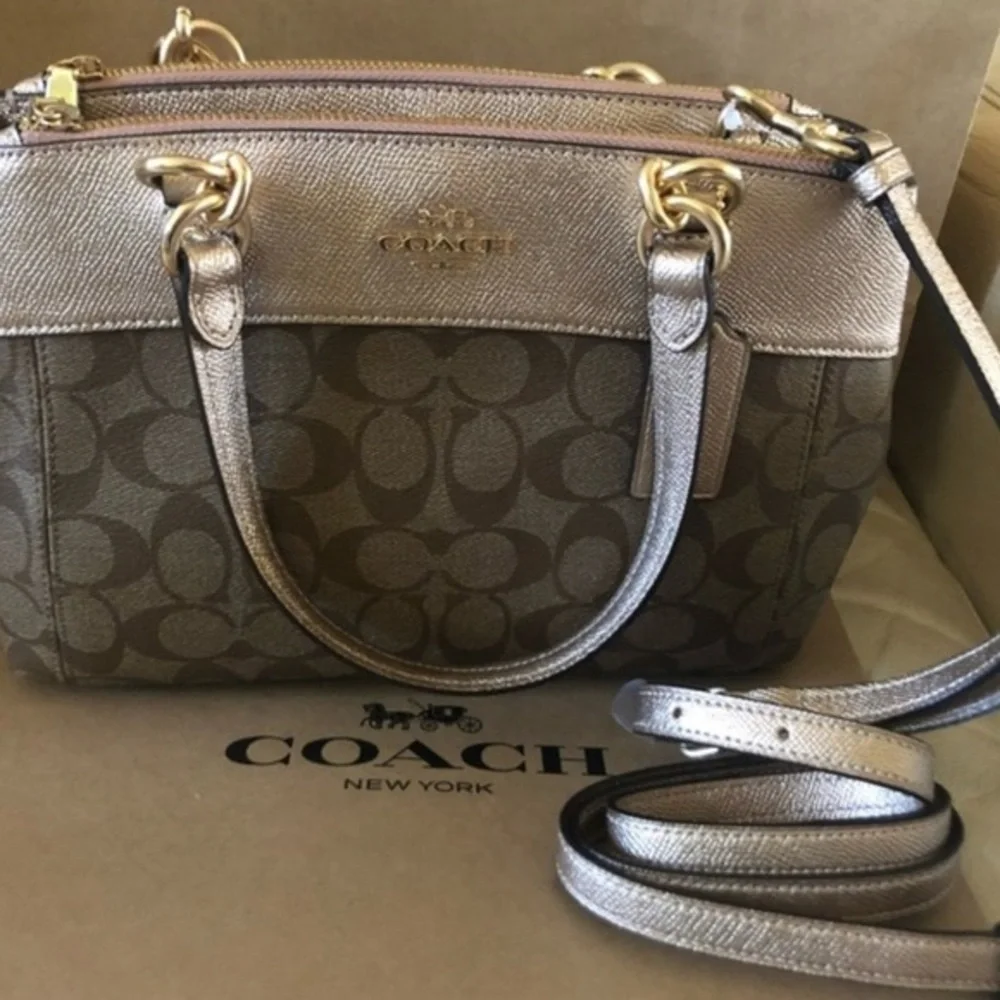 “👜‎ COACH Metallic Gold Signature Bag ✨ Luxury Chic & Classic Style 💫”